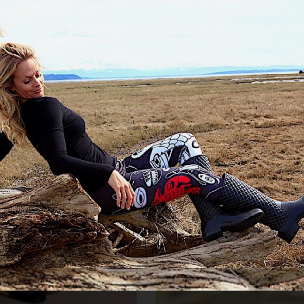 No•Mi•No•U NoMiNoU Raven Orca Capri Leggings